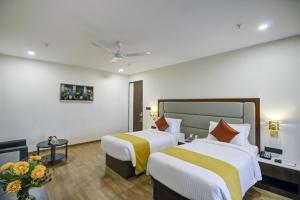 Uma cama ou camas num quarto em The Bindal Hotel