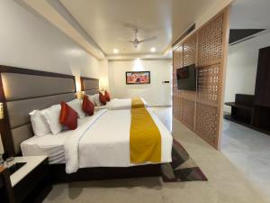 Uma cama ou camas num quarto em The Bindal Hotel