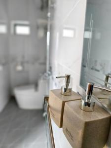 ein Badezimmer mit Waschbecken und zwei Wasserhähnen in der Unterkunft Homestay Thành Thắng in Ninh Bình