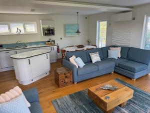 Posezení v ubytování The Black Barnacle Luxury Holiday Home with Roof Top Terrace & Hot Tub