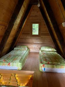 耶蒂斯特Tjentiste A-frame cabin的阁楼间设有两张床,设有窗户