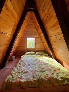 耶蒂斯特Tjentiste A-frame cabin的阁楼房间里的一张床