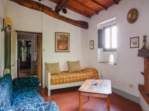 A seating area at Farmhouse in Castelfranco Piandiscò with Garden Még 37 kép