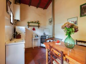 A kitchen or kitchenette at Farmhouse in Castelfranco Piandiscò with Garden