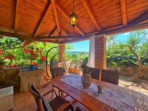 Taman di luar Charming stone house by the sea