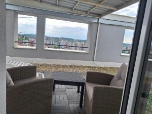 Balkón alebo terasa v ubytovaní Apartman Sweet penthouse self check-in