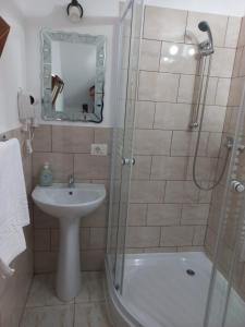 Koupelna v ubytování Pastravaria Romani + 17 fotografií