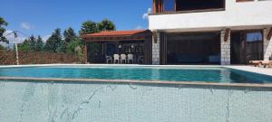 Bazén v ubytování Macedonium Luxury Villa with big pool & Jakuzzi nebo v jeho okolí