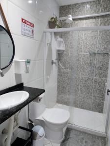 un bagno con doccia, WC e lavandino di PraiAna Loft Arraial do Cabo ad Arraial do Cabo Altre 52 foto