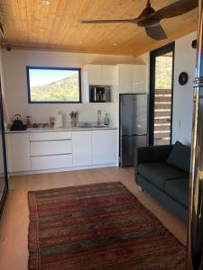 Η κουζίνα ή μικρή κουζίνα στο Bokmakierie Cabin, Tankwa Karoo