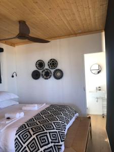 Ένα ή περισσότερα κρεβάτια σε δωμάτιο στο Bokmakierie Cabin, Tankwa Karoo +15 φωτογραφίες