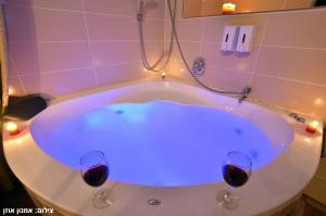 - une baignoire avec deux verres de vin dans l'établissement Rothschild Mansion, à Haïfa