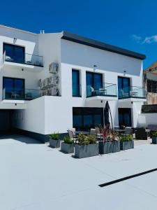 ポンタ・デルガダにあるBella Casa Bed and Breakfastの白い建物 +73枚の写真