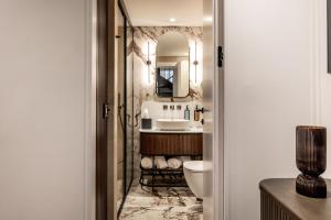 イラクリオン・タウンにあるRua Augustaの洗面台とトイレ付きのバスルーム +70枚の写真