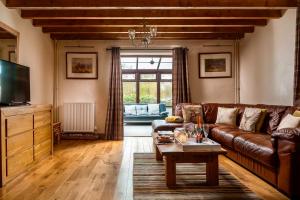 Μια τηλεόραση ή/και κέντρο ψυχαγωγίας στο Trysor Holiday Cottage, Cardigan Bay with sea views