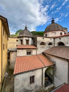 an overhead view of a building with two domes at Casa Al Vicolo - Alley House in Seravezza
