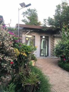 Homestay Buôn Mê 4外面的花园