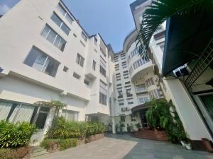 奇旺Landmark Narayani的一排种有树木和植物的白色建筑