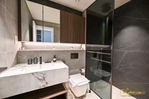 Ванная комната в Modern Studio in Arjan by Deleguest