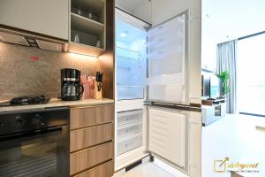 Кухня или мини-кухня в Modern Studio in Arjan by Deleguest
