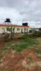 un edificio con una recinzione di fronte di Beautiful Lake Side Home a Eldoret