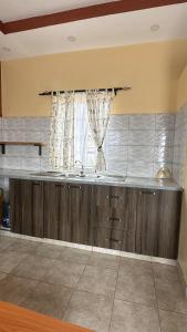 una cucina con bancone e finestra di Beautiful Lake Side Home a Eldoret