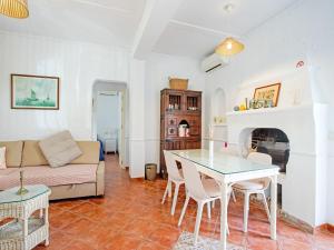Posezení v ubytování Superb beachfront villa with guest house 50m opposite + 37 fotografií