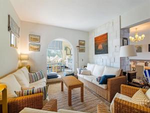 Posezení v ubytování Superb beachfront villa with guest house 50m opposite