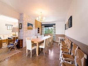 TV a/nebo společenská místnost v ubytování Superb beachfront villa with guest house 50m opposite