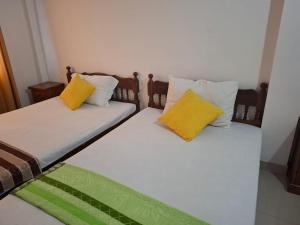 Postel nebo postele na pokoji v ubytování Kandy Grand Hill