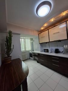 Kuchyň nebo kuchyňský kout v ubytování Apartment in street Kievskaya 49