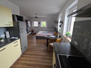 Η κουζίνα ή μικρή κουζίνα στο Ferienwohnung Ausblick +14 φωτογραφίες