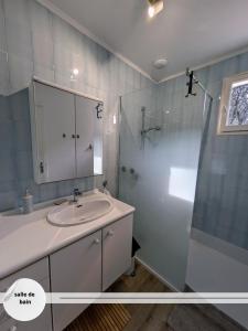 ein Badezimmer mit Waschbecken und Glasdusche in der Unterkunft La Maison Brévinoise, Pines in Saint-Brévin-lʼOcéan + 17 Fotos
