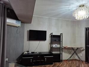 TV a/nebo společenská místnost v ubytování Apartment in street Kievskaya 49