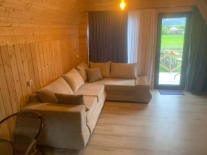 Prostor za sedenje u objektu Guest House in Zhabeshi Lali
