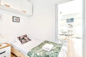 una camera da letto con un letto e una sala da pranzo di Apartament Nadmorski a Jastrzębia Góra