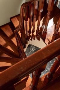 un passaggio chiuso di una scala a chiocciola in legno di Villa Kerkyra a Gouviá