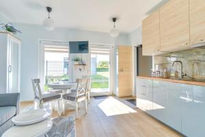 una cucina e una sala da pranzo con tavolo e sedie di Apartament Nadmorski a Jastrzębia Góra Altre 9 foto
