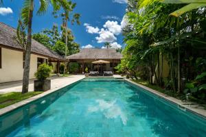a swimming pool in the backyard of a villa at Villa Alroda Antik - Peaceful 4BR Villa with Private Pool in Canggu in Dalung +56 photos