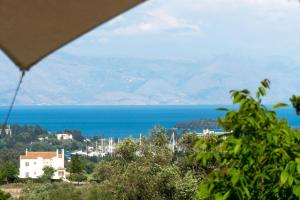 vista sull'oceano e su una città di Villa Kerkyra a Gouviá