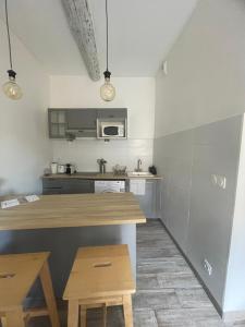 Una cocina con encimera de madera en una habitación. en Studio vieil Antibes et mezzanine proche de la mer, en Antibes