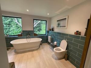 Ένα μπάνιο στο Lovely large modern home in private wooded estate +67 φωτογραφίες