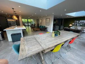 Χώρος καθιστικού στο Lovely large modern home in private wooded estate