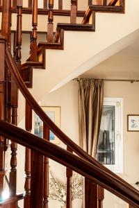 una scala con ringhiere in legno in una casa di Villa Kerkyra a Gouviá