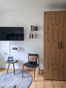 un salon avec une chaise et une table dans l'établissement Ausseer AusZeit - beim Meranplatz, à Bad Aussee 10 autres photos