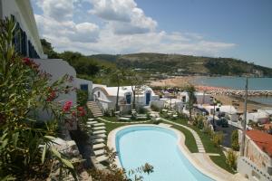 Utsikt mot bassenget på Hotel Elisa - Spiaggia Privata Inclusa eller i nærheten