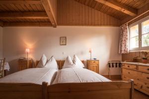 Postel nebo postele na pokoji v ubytování Historic Hotel Falken + 37 fotografií
