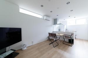 TV a/nebo společenská místnost v ubytování Suwa Tram Stay