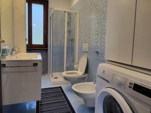 Koupelna v ubytování Casa Intignano - appartamento con terrazzo vista lago + 37 fotografií