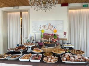 stół zastawiony wieloma różnymi rodzajami jedzenia w obiekcie Hotel Garisenda B&B - in Centro a Riccione - w mieście Riccione